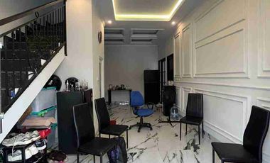 Nego Sampe Deal!! Rumah Cantik 2,5 Lantai di Cluster Kencana Village Jagakarsa LB 137 m²