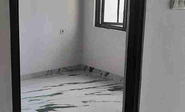 Nego Sampe Deal!! Rumah Cantik 2,5 Lantai di Cluster Kencana Village Jagakarsa LB 137 m²