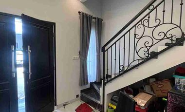Nego Sampe Deal!! Rumah Cantik 2,5 Lantai di Cluster Kencana Village Jagakarsa LB 137 m²