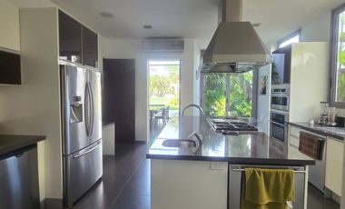 Via a la Costa, Renta de Casa de 4 Dormitorios con Piscina y Hermosas Áreas Verdes con Vista al Lago