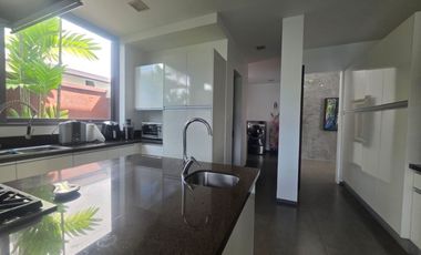 Via a la Costa, Renta de Casa de 4 Dormitorios con Piscina y Hermosas Áreas Verdes con Vista al Lago