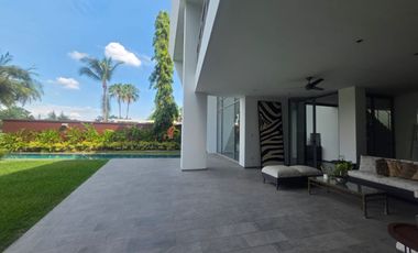 Via a la Costa, Renta de Casa de 4 Dormitorios con Piscina y Hermosas Áreas Verdes con Vista al Lago