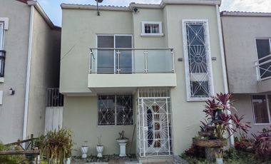 Casa de alquiler en la Urbanización La Perla, 3 dormitorios, 3 parqueos.