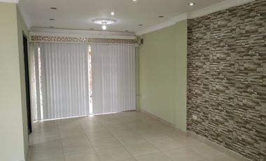 Casa de alquiler en la Urbanización La Perla, 3 dormitorios, 3 parqueos.