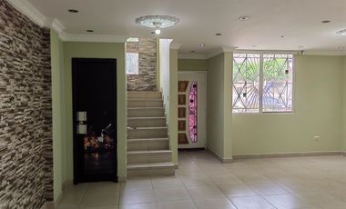 Casa de alquiler en la Urbanización La Perla, 3 dormitorios, 3 parqueos.