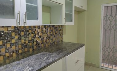 Casa de alquiler en la Urbanización La Perla, 3 dormitorios, 3 parqueos.