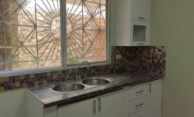 Casa de alquiler en la Urbanización La Perla, 3 dormitorios, 3 parqueos.