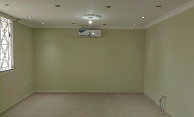 Casa de alquiler en la Urbanización La Perla, 3 dormitorios, 3 parqueos.