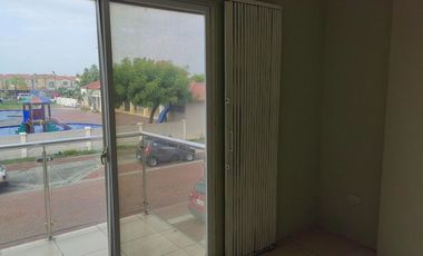 Casa de alquiler en la Urbanización La Perla, 3 dormitorios, 3 parqueos.