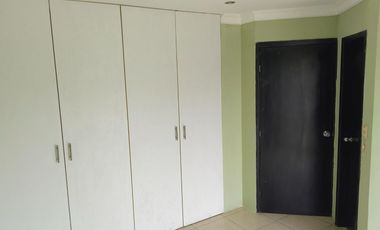 Casa de alquiler en la Urbanización La Perla, 3 dormitorios, 3 parqueos.