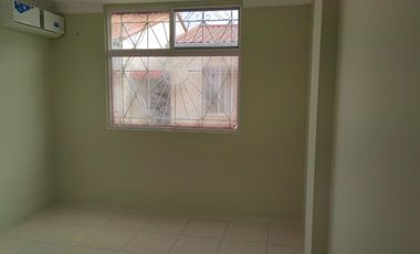 Casa de alquiler en la Urbanización La Perla, 3 dormitorios, 3 parqueos.