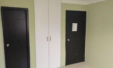 Casa de alquiler en la Urbanización La Perla, 3 dormitorios, 3 parqueos.