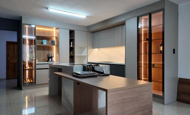 Propiedad comercial en venta con dos entradas, sobre la Autopista Rumiñahui, parqueadero para 20 vehículos, Valle de Los Chillos, Quito