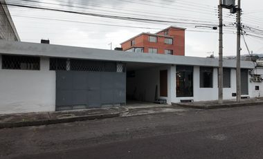 Propiedad comercial en venta con dos entradas, sobre la Autopista Rumiñahui, parqueadero para 20 vehículos, Valle de Los Chillos, Quito