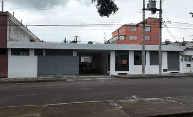 Propiedad comercial en venta con dos entradas, sobre la Autopista Rumiñahui, parqueadero para 20 vehículos, Valle de Los Chillos, Quito