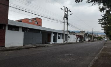 Propiedad comercial en venta con dos entradas, sobre la Autopista Rumiñahui, parqueadero para 20 vehículos, Valle de Los Chillos, Quito