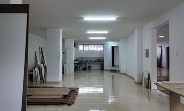 Propiedad comercial en venta con dos entradas, sobre la Autopista Rumiñahui, parqueadero para 20 vehículos, Valle de Los Chillos, Quito