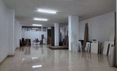 Propiedad comercial en venta con dos entradas, sobre la Autopista Rumiñahui, parqueadero para 20 vehículos, Valle de Los Chillos, Quito