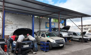 Terreno en venta en Ambato ideal para locales + departamentos o Bodegas en Av. Indoamérica, sector Izamba vía Quito