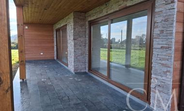 Amplia casa en venta en condominio consolidado de Las Quemas, Osorno Piscina, quincho, calefacción central y excelente entorno residencial