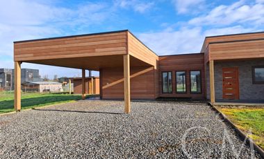 Amplia casa en venta en condominio consolidado de Las Quemas, Osorno Piscina, quincho, calefacción central y excelente entorno residencial