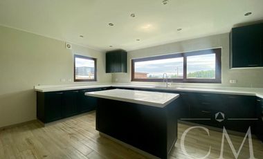 Amplia casa en venta en condominio consolidado de Las Quemas, Osorno Piscina, quincho, calefacción central y excelente entorno residencial