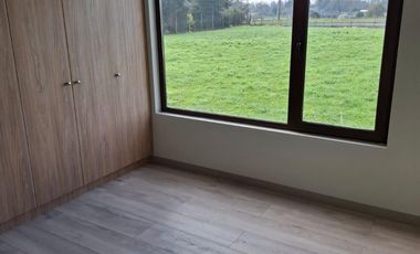 Amplia casa en venta en condominio consolidado de Las Quemas, Osorno Piscina, quincho, calefacción central y excelente entorno residencial