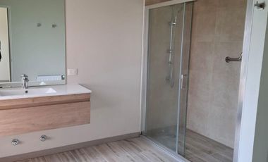 Amplia casa en venta en condominio consolidado de Las Quemas, Osorno Piscina, quincho, calefacción central y excelente entorno residencial