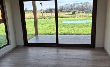 Amplia casa en venta en condominio consolidado de Las Quemas, Osorno Piscina, quincho, calefacción central y excelente entorno residencial