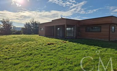 Amplia casa en venta en condominio consolidado de Las Quemas, Osorno Piscina, quincho, calefacción central y excelente entorno residencial