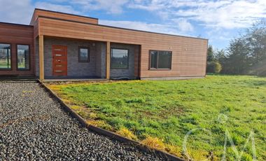 Amplia casa en venta en condominio consolidado de Las Quemas, Osorno Piscina, quincho, calefacción central y excelente entorno residencial