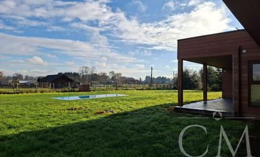 Amplia casa en venta en condominio consolidado de Las Quemas, Osorno Piscina, quincho, calefacción central y excelente entorno residencial
