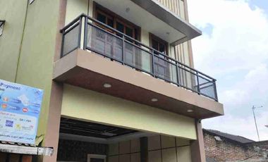Dijual Rumah 3 Lantai di Perum Secang