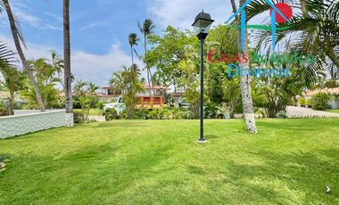 Casa con 5 recámaras, terraza con alberca privada y jardín