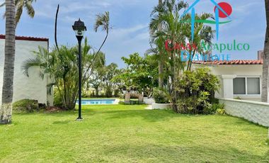Casa con 5 recámaras, terraza con alberca privada y jardín