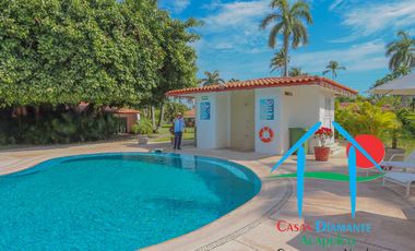 Casa con 5 recámaras, terraza con alberca privada y jardín