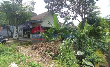 Ruang Usaha Kandat Kab Kediri Jalan Provinsi Area Parkir Luas