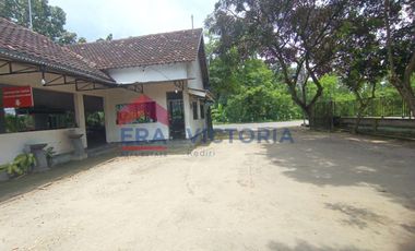 Ruang Usaha Kandat Kab Kediri Jalan Provinsi Area Parkir Luas