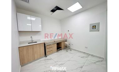 Venta De Consultorio Equipado O Oficina De Estreno De 200M2 En Surco.