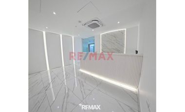 Venta De Consultorio Equipado O Oficina De Estreno De 200M2 En Surco.