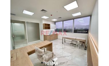 Venta De Consultorio Equipado O Oficina De Estreno De 200M2 En Surco.