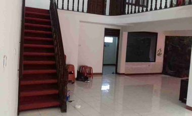 Rumah besar 2 lantai