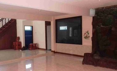 Rumah besar 2 lantai