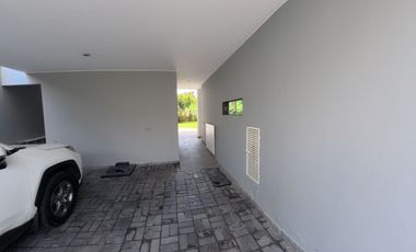 EN VENTA MODERNA CASA DE 2 PISOS EN EXCLUSIVA URB. DE LA MOLINA