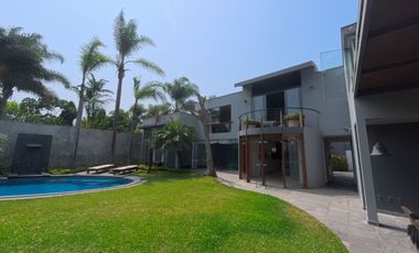 EN VENTA MODERNA CASA DE 2 PISOS EN EXCLUSIVA URB. DE LA MOLINA
