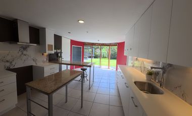 EN VENTA MODERNA CASA DE 2 PISOS EN EXCLUSIVA URB. DE LA MOLINA