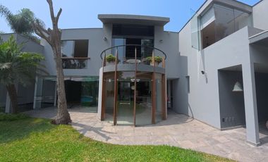 EN VENTA MODERNA CASA DE 2 PISOS EN EXCLUSIVA URB. DE LA MOLINA