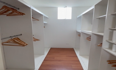 EN VENTA MODERNA CASA DE 2 PISOS EN EXCLUSIVA URB. DE LA MOLINA