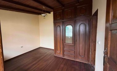 🏡 OPORTUNIDAD ÚNICA EN IBARRA, vendo casa de planta baja con jardín y un departamento
