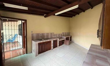 🏡 OPORTUNIDAD ÚNICA EN IBARRA, vendo casa de planta baja con jardín y un departamento